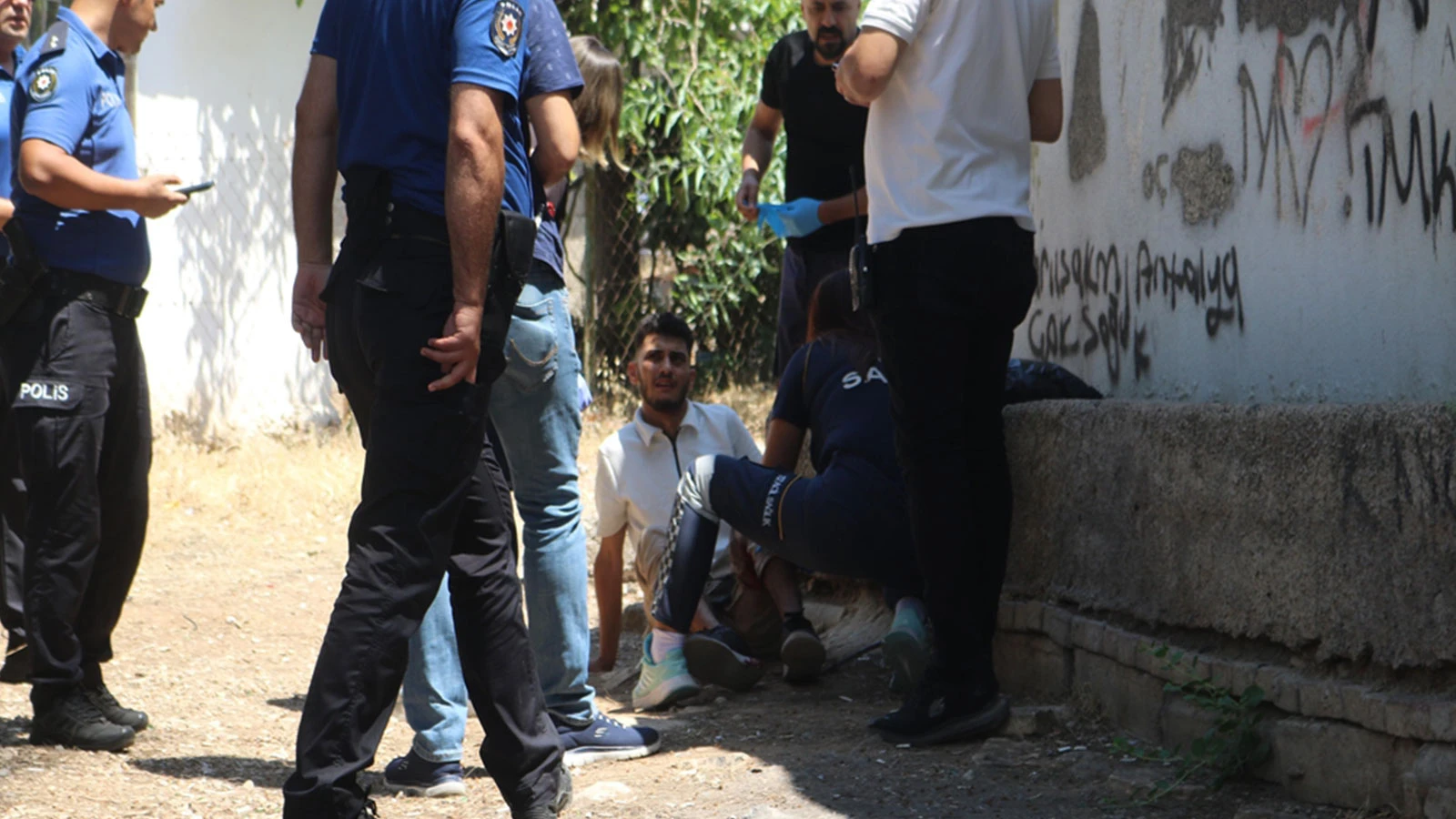 5 bin lira alacağı olduğu kişiyi parkta bacağından vurdu