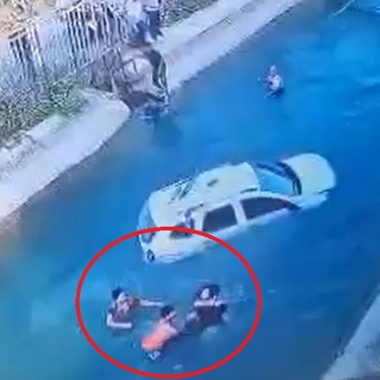 Cip sulama kanalına uçtu! 2 kişiyi çevredekiler kurtardı