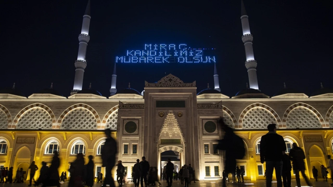 KANDİL MESAJLARI 2026: Miraç Kandili mesajları en güzel, anlamlı, uzun-kısa, resimli...