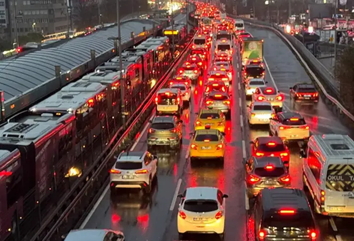İstanbul'da akşam saatlerinde trafik yoğunluğu yüzde 90'a çıktı