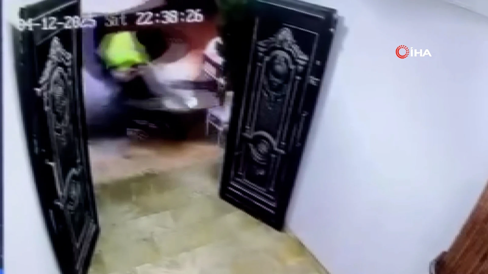 Alkollü sürücü otopark görevlisine çarpıp kaçtı: O anlar kamerada