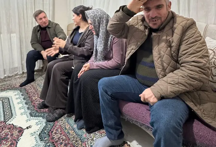 Çilem, özel gereksinimli abla ve ağabeyine hem annelik hem babalık yapıyor