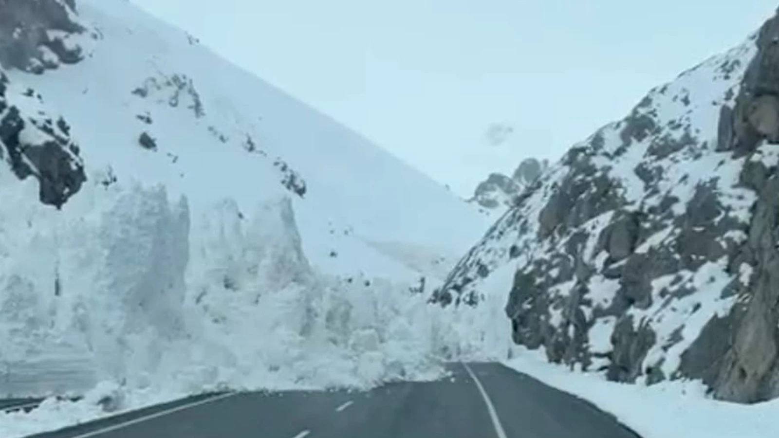 Van-Hakkari yoluna çığ düştü: Araçlar mahsur kaldı