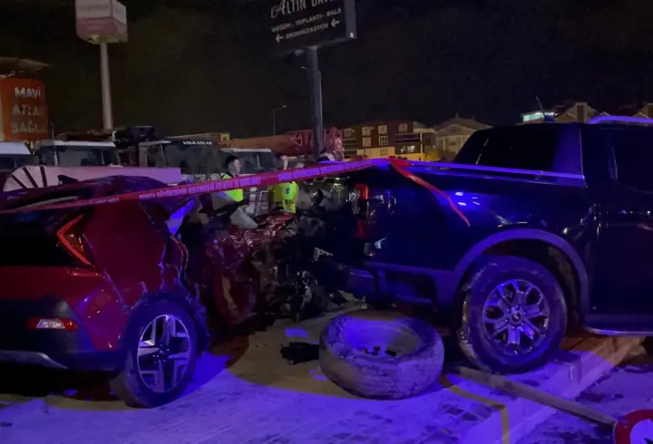 Bursa'da, hafif ticari araçla çarpışan otomobildeki 2 kardeş hayatını kaybetti