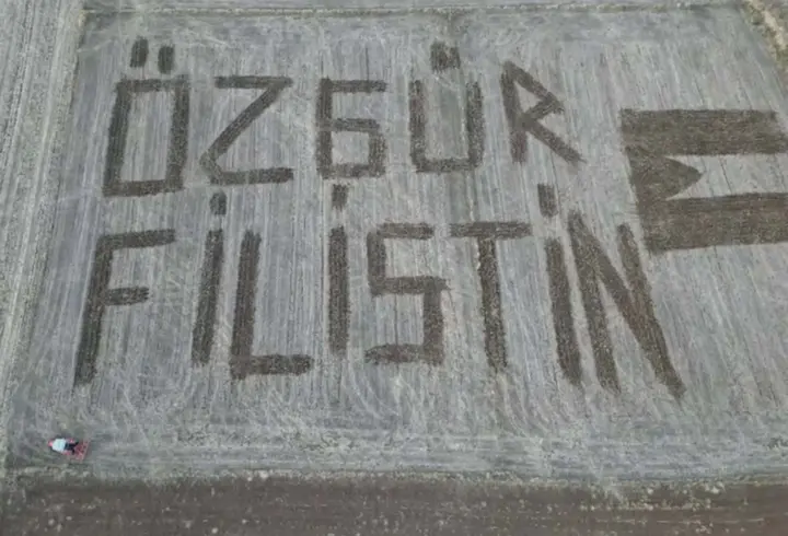 Traktör ile tarlalarına 'Özgür Filistin' yazdılar