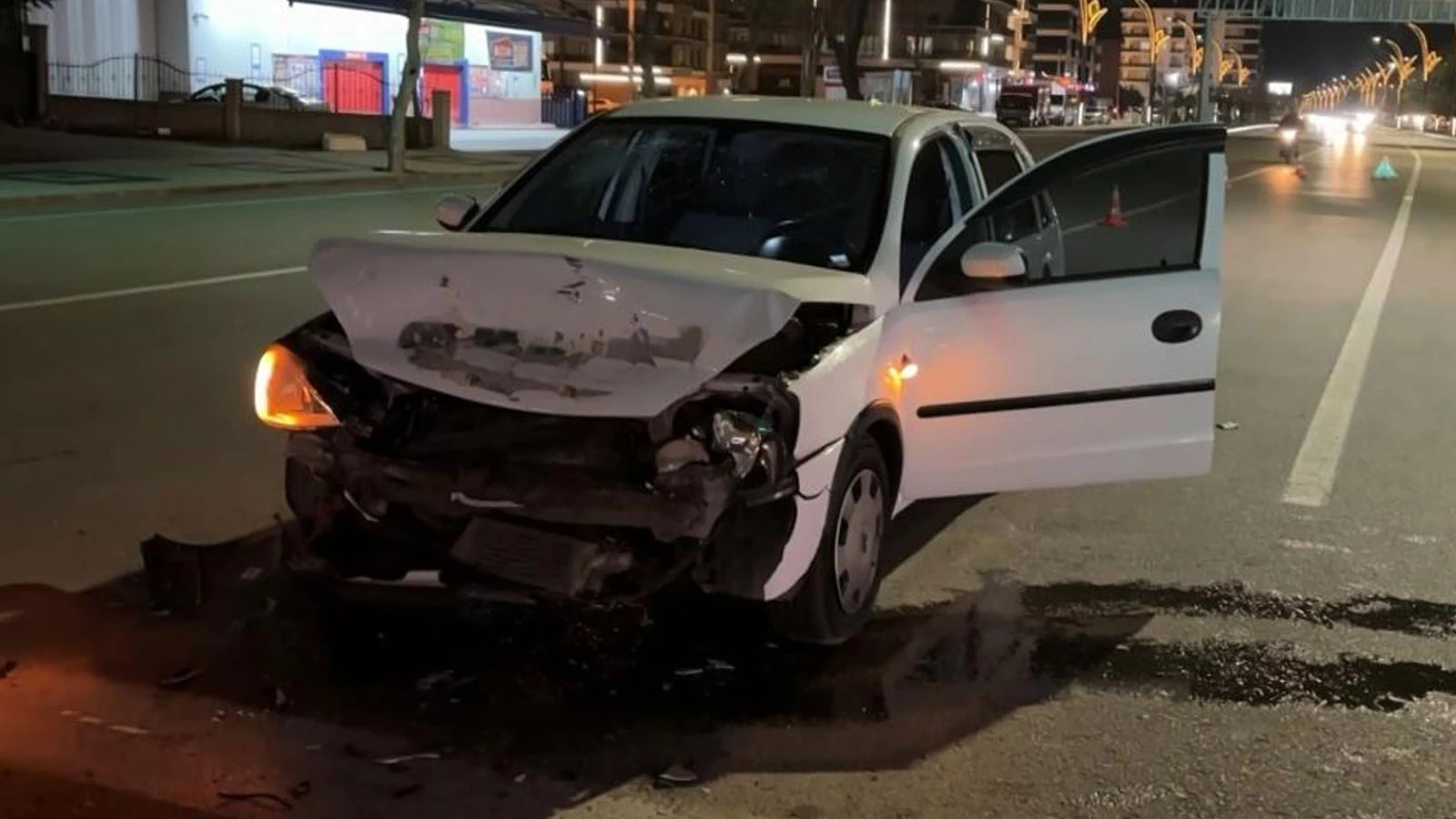 Aksaray'da kırmızı ışıkta bekleyen otomobile arkadan çarptı
