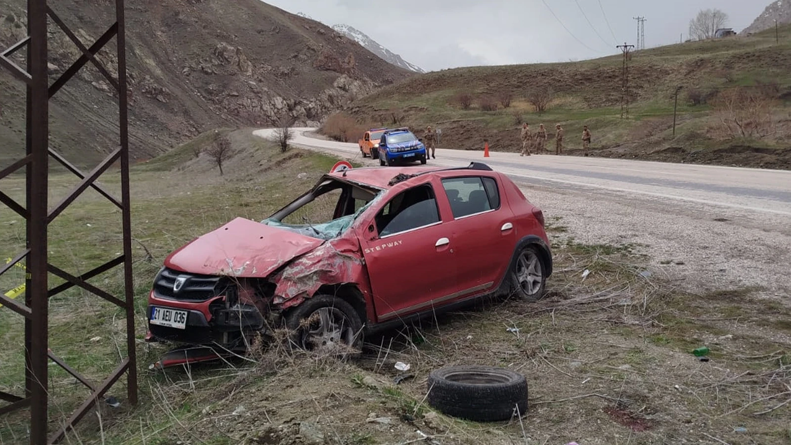 Otomobil elektrik direğine çarptı: 1 ölü, 1 yaralı