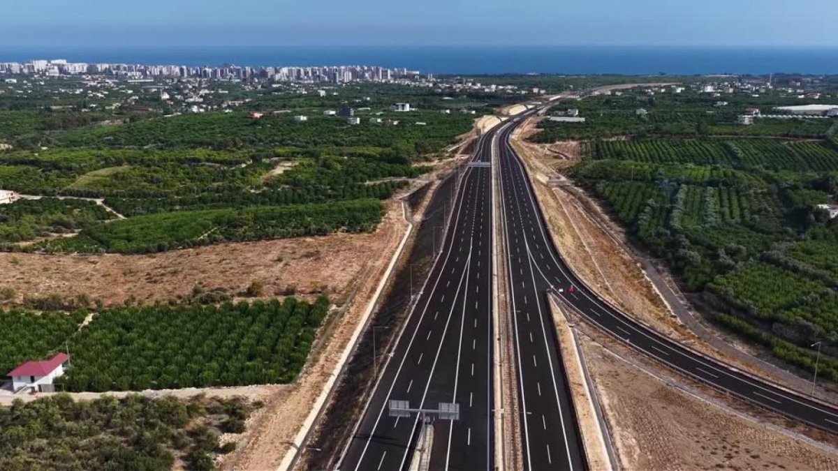 Çeşmeli-Taşucu Otoyolu'nun Kızkalesi Kesimi Trafiğe Açılıyor