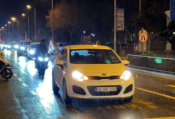 Tekirdağ'da yağmur altında milli sevinç kutlaması