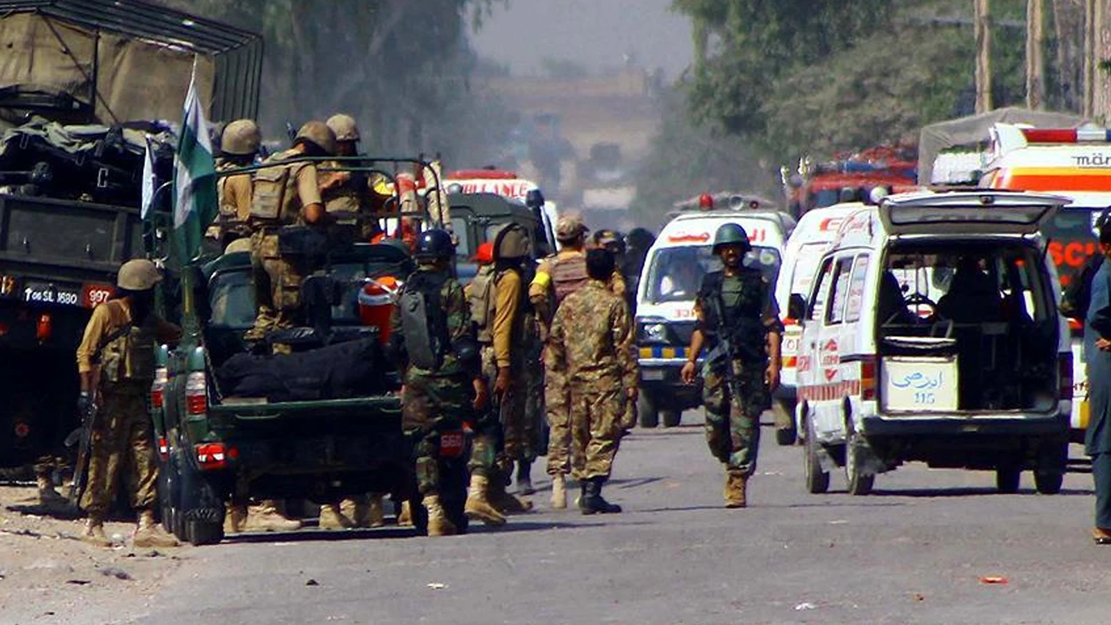 Pakistan'da karakola bombalı saldırı: 5 kişi hayatını kaybetti