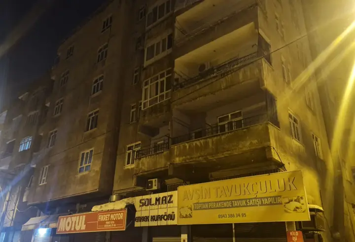 Diyarbakır’da 1’i kolonu çatlayan 5 katlı 2 bitişik bina tahliye edildi