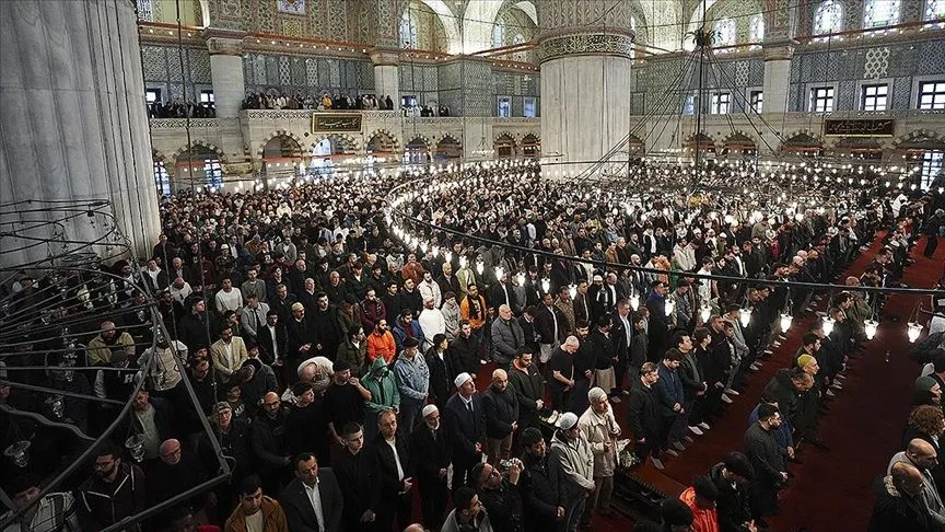 Türkiye'deki 90 bin camide şehitler ve mazlumlar için dua edildi