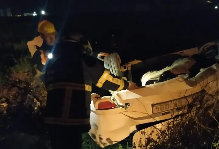 Mardin’de kontrolden çıkarak tarlaya devrilen otomobilin sürücüsü yaralandı
