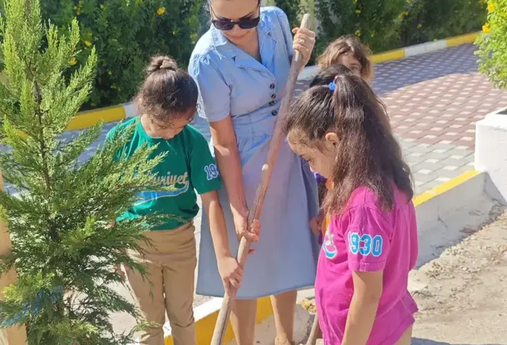 Ceyhan’da öğrenciler yeni eğitim yılına fidan dikerek başladı