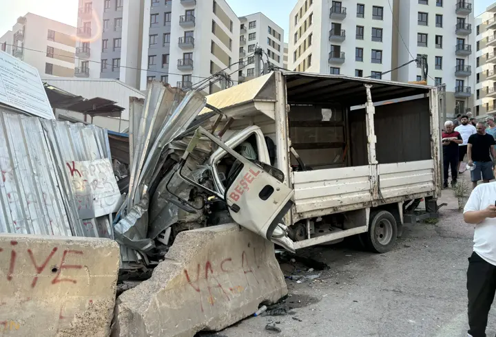 Kamyon beton bloğa çarptı; sürücü yaralandı 
