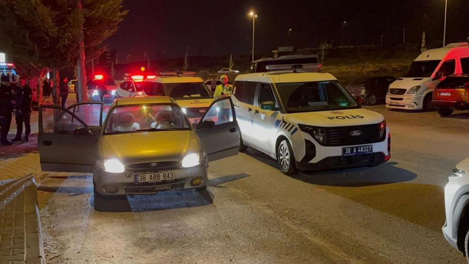 Kayseri'de 'dur' ihtarına uymayan şahıs görevli polise çarpıp kaçtı