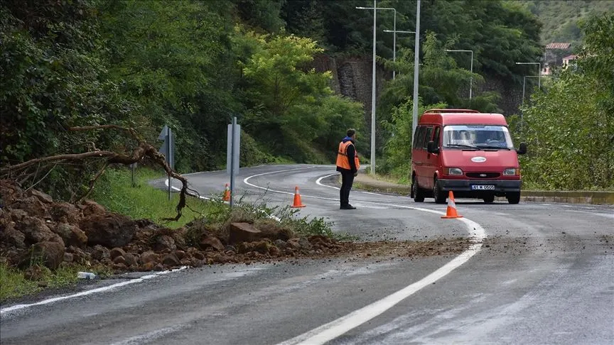 Trabzon'da toprak kayması nedeniyle Sera Gölü yolunda ulaşım kontrollü sağlanıyor
