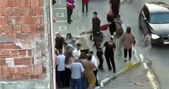 Avcılar'ı karıştıran kavga! Güçlükle ayrıldılar