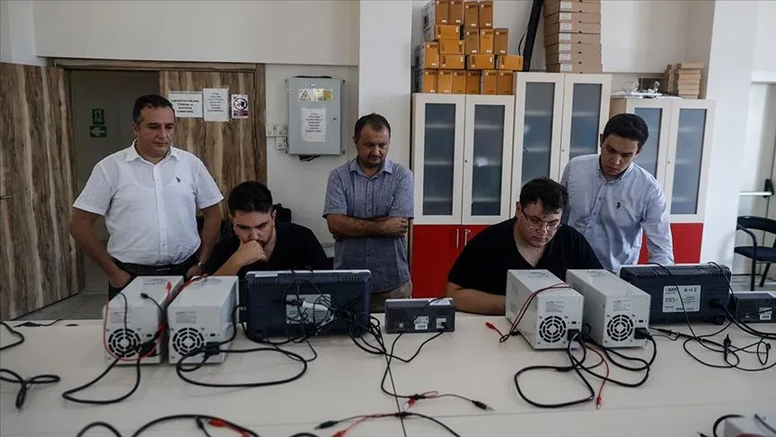 Mersin'de yerli çip tasarlayan öğrenciler TEKNOFEST'te birincilik istiyor