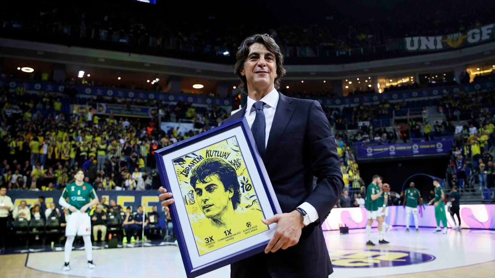 Fenerbahçe, eski milli oyuncusu İbrahim Kutluay'ı onurlandırdı