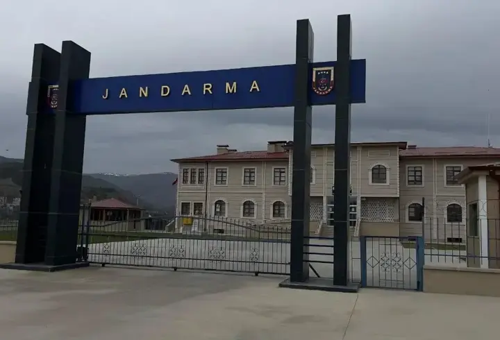Kendilerini jandarma personeli olarak tanıtan 3 dolandırıcıyı, jandarma yakaladı