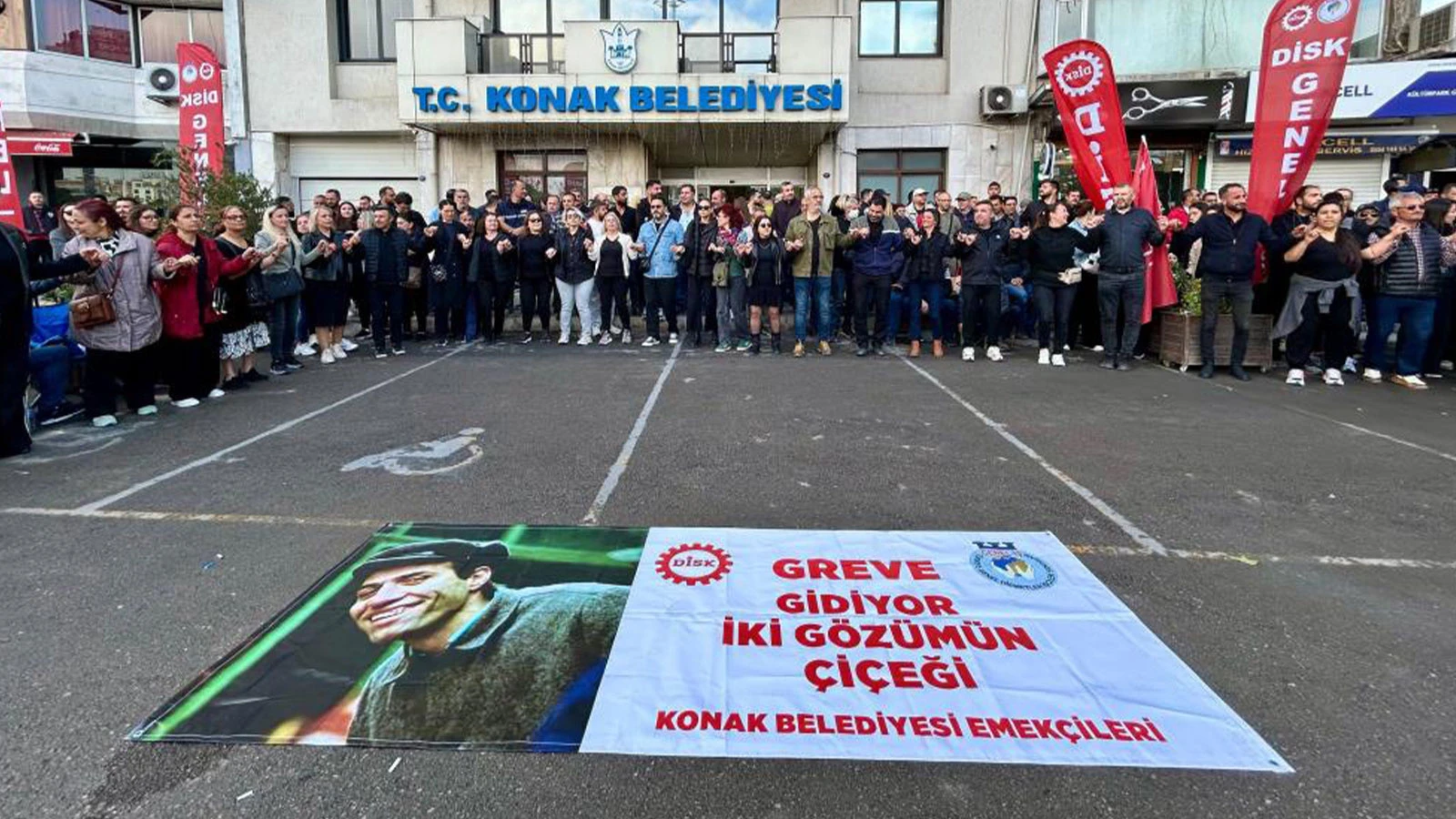 Konak Belediyesinde anlaşma sağlanamadı, işçiler tam gün iş bıraktı