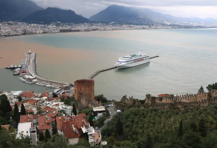 Alanya'ya yılın ilk kruvaziyeri demirledi