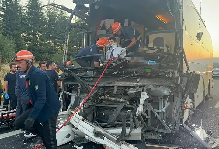 Bolu'da yolcu otobüsü kamyona çarptı: 1 ölü, 10 yaralı