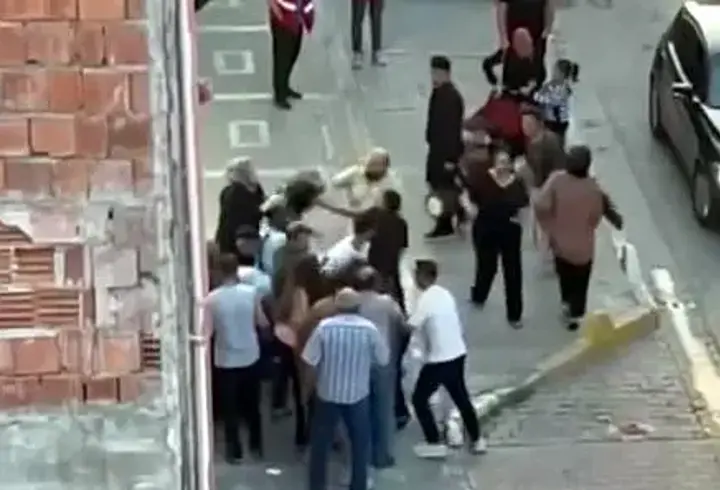 İstanbul - Avcılar'da iki grup arasında sokakta kavga kamerada