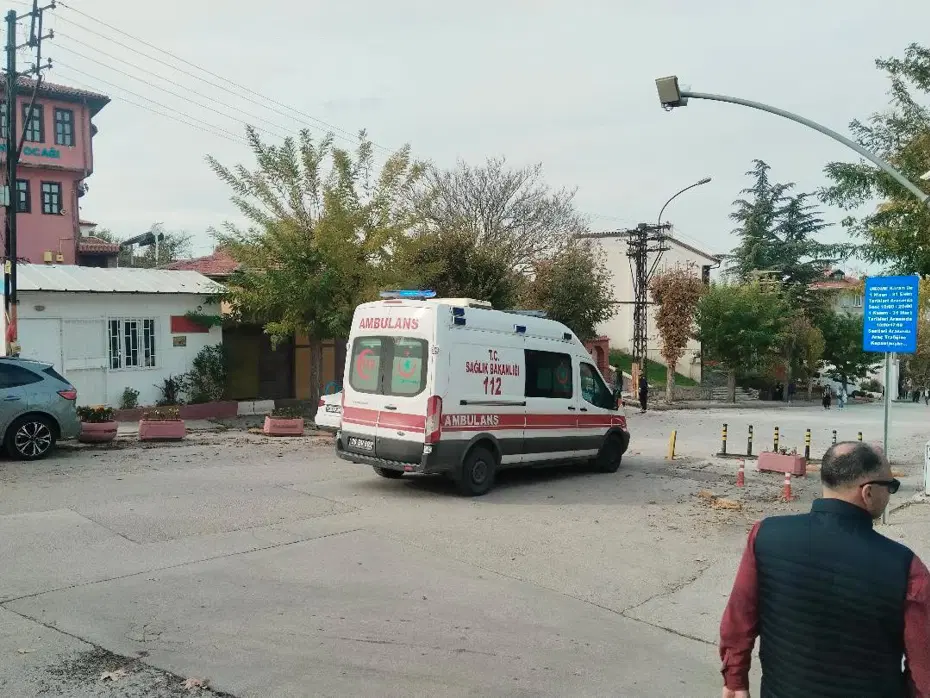 Eskişehir Odunpazarı’nda ambulansa demir duba engeli