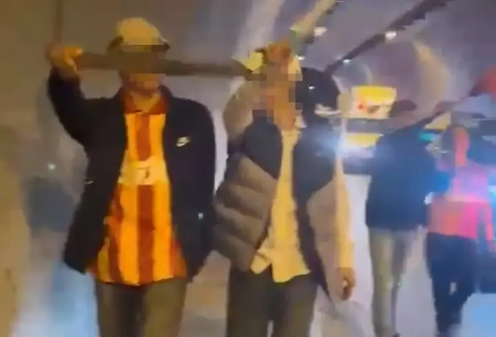 Galatasaray Taraftarları Döner Bıçağıyla Şampiyonluğu Kutladı