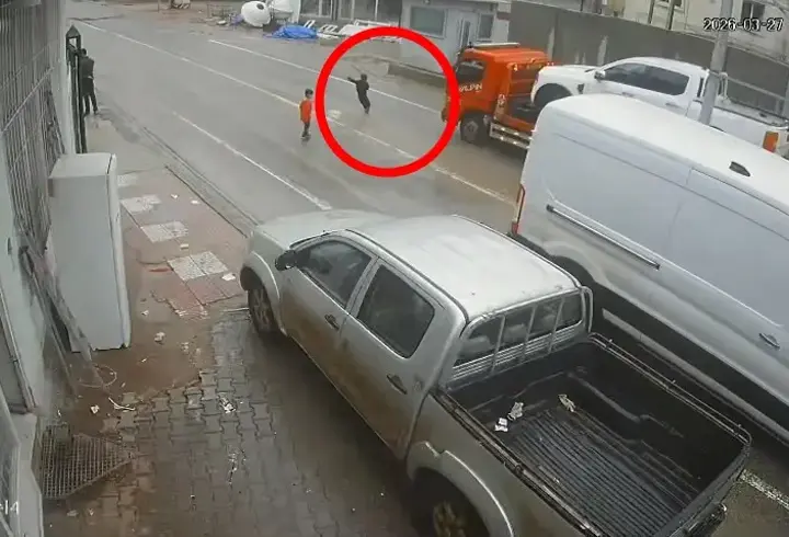 Yola fırlayan çocuk kazadan son anda kurtuldu