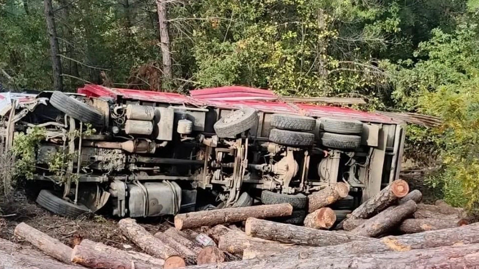 Çanakkale’de Yol Çöktü, Tomruk Yüklü Kamyon Devrildi: Ölü Ve Yaralı Var
