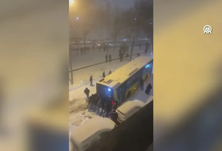İETT kara takıldı! Otobüsü vatandaşlar böyle kurtardı