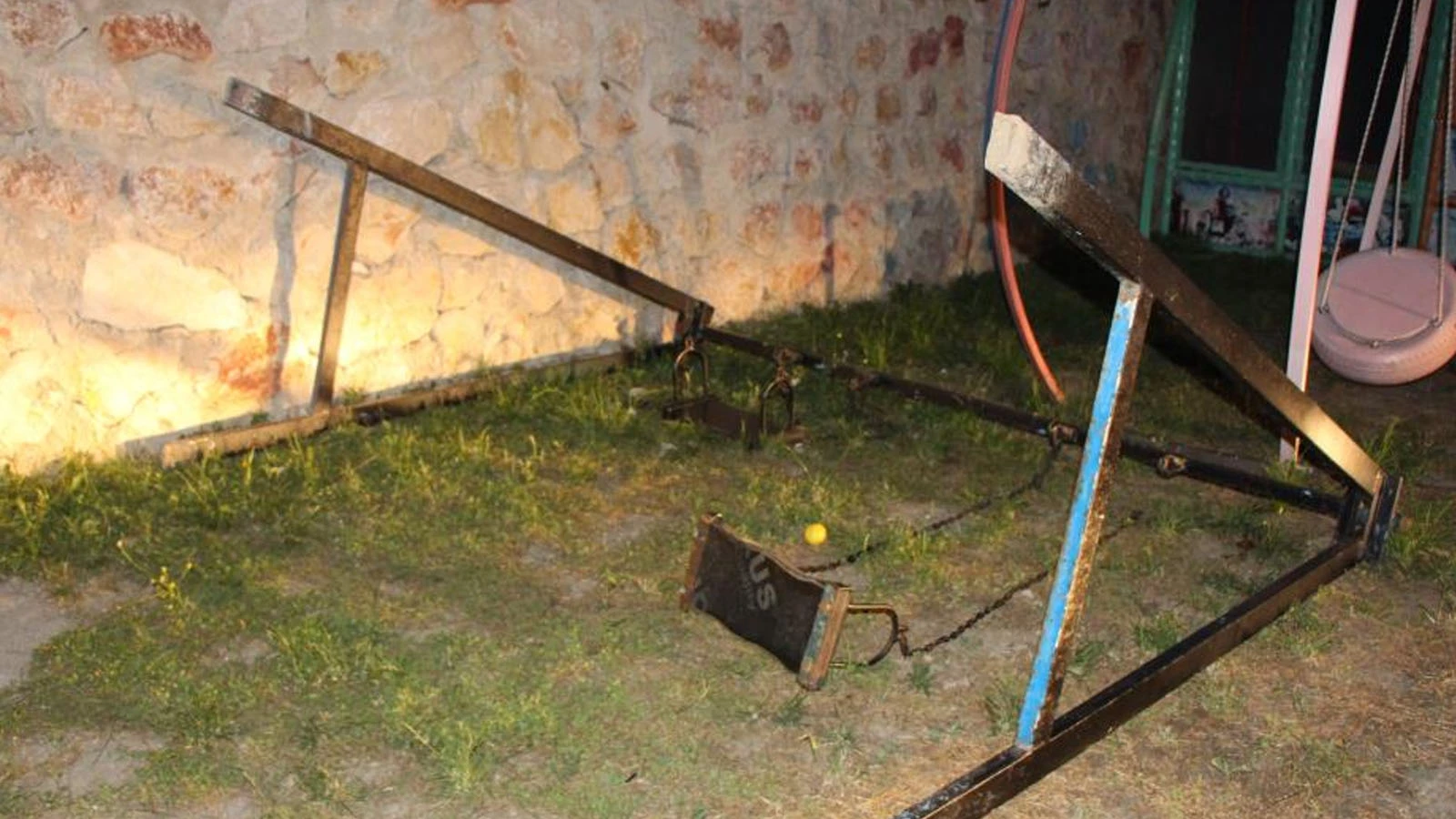 Amasya'da devrilen demir salıncağın altında kalan küçük çocuk öldü