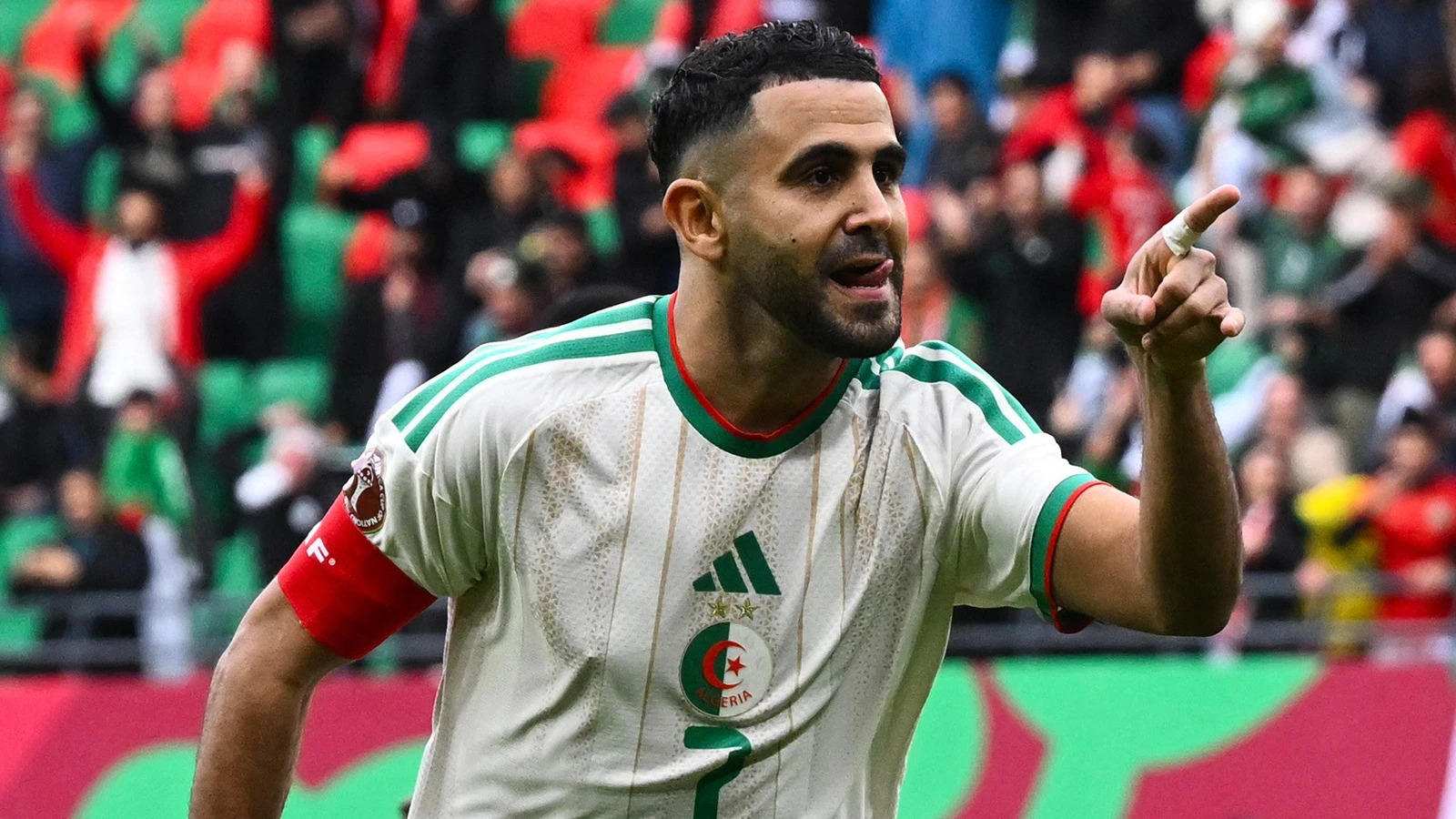Riyad Mahrez tarihe geçti, Cezayir kupaya farklı başladı