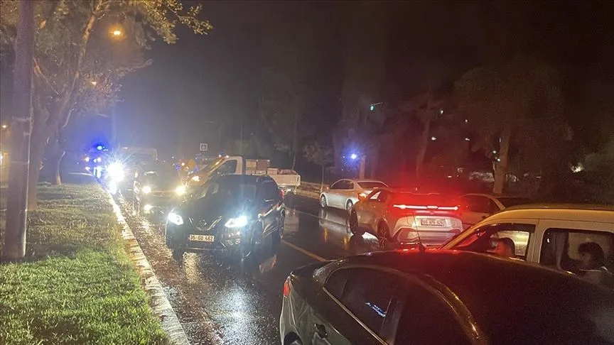 İzmir ve Aydın'da sağanak ve fırtına etkili oldu