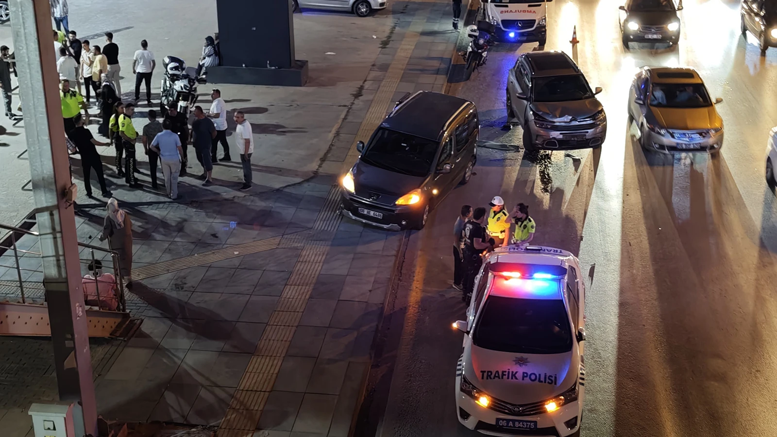 Ankara'da trafik kazası sonrası kavga kamerada: 4 yaralı