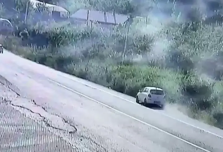 Fındık bahçesine devrilen otomobilin sürücüsü yaralandı; kaza kamerada