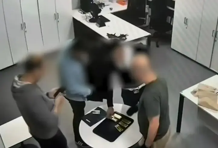 Interpol tarafından 'Kırmızı Bültenle' aranan altın kaçakçısı İstanbul'da yakalandı
