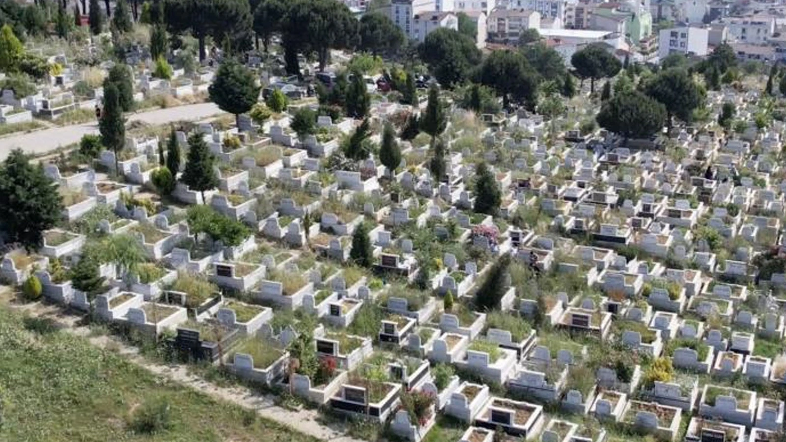 İstanbul'da bayramın ilk günü mezarlıklar ziyaretçilerle doldu