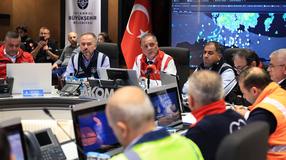 Akom’dan İstanbul İçin "Turuncu Alarm": İBB'den "İki Gün Evden Çıkmayın" Çağrısı