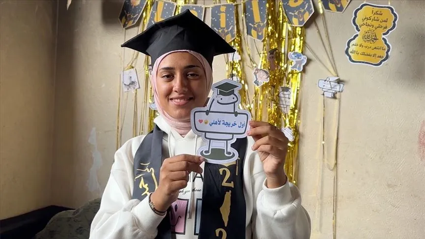 Gazze'de öğrenciler, lise bitirme sınavı sonuçlarını yıkıntılar arasında kutladı