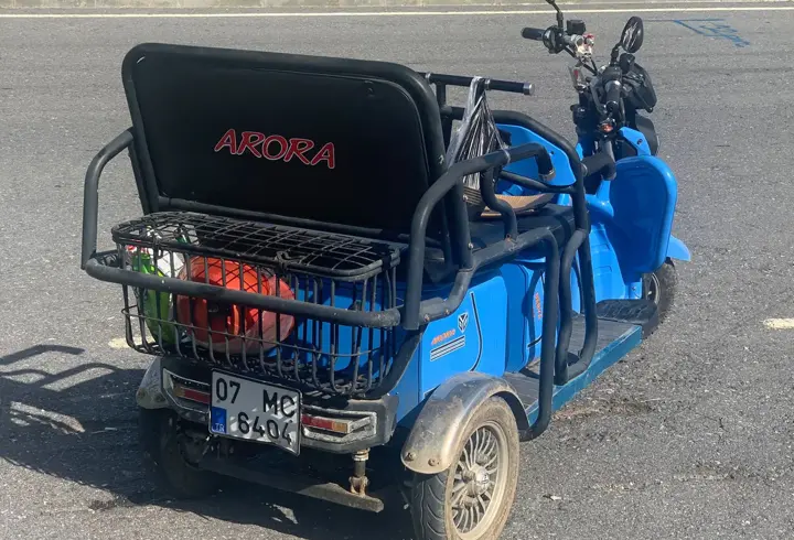 Devrilen elektrikli bisikletteki 2 kişi yaralandı