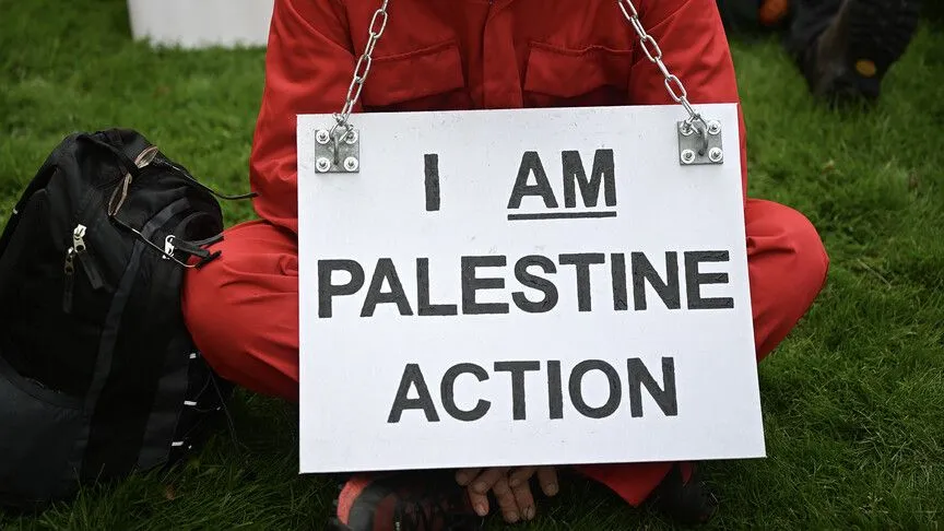 İrlandalı Yazar Rooney'nin Kitapları, Palestine Action'a Desteği Nedeniyle İngiltere'de Satıştan Kaldırılıyor