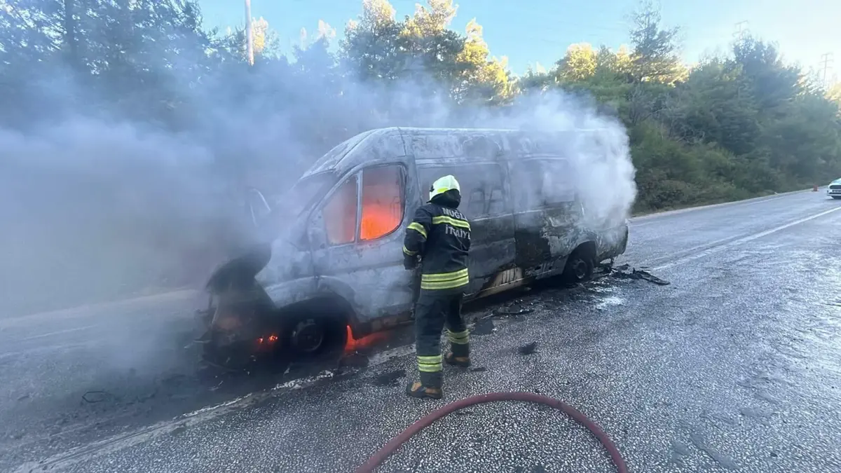 Bodrumda Okul Servis Minibüsü Alev Alev Yandı