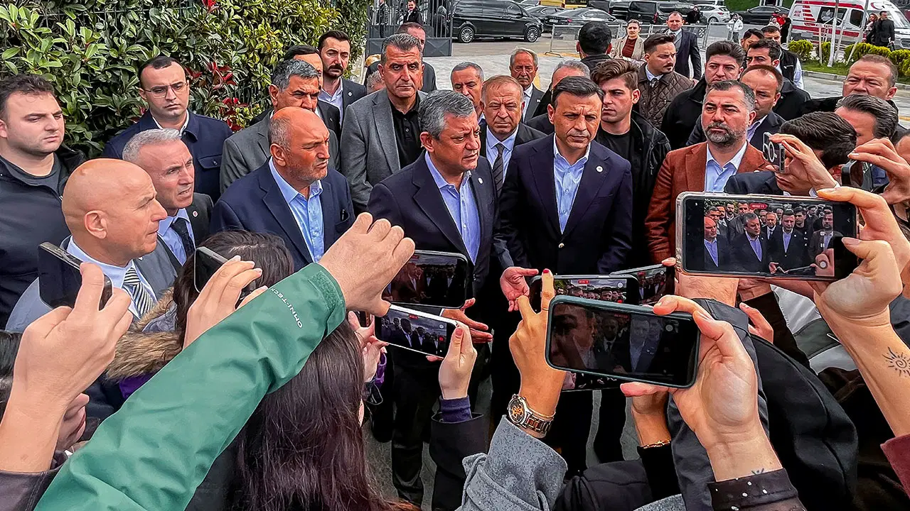 Özgür Özel'den Silivri'de Halk TV'ye Kayyım Tepkisi: Zamanlamasına Dikkat Çekti