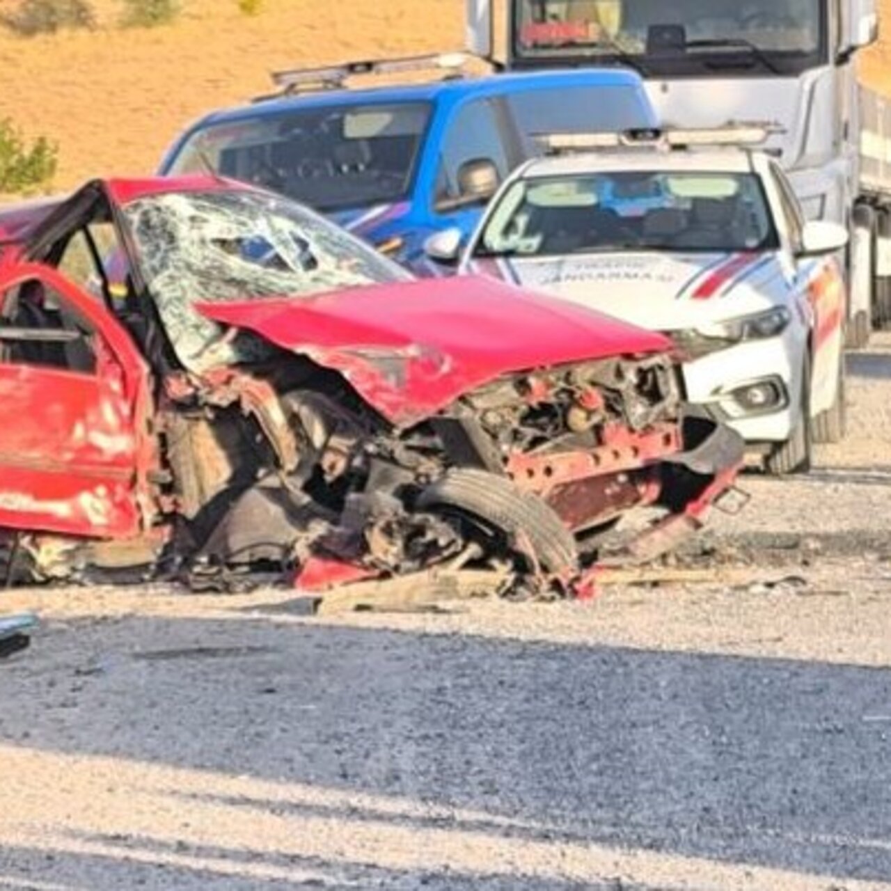 Otomobil ile minibüs kafa kafaya çarpıştı: 1 ölü, 2 yaralı