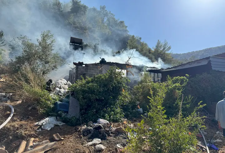 Muğla’da uyuşturucu madde bağımlısı olduğu iddia edilen genç evini ateşe verdi