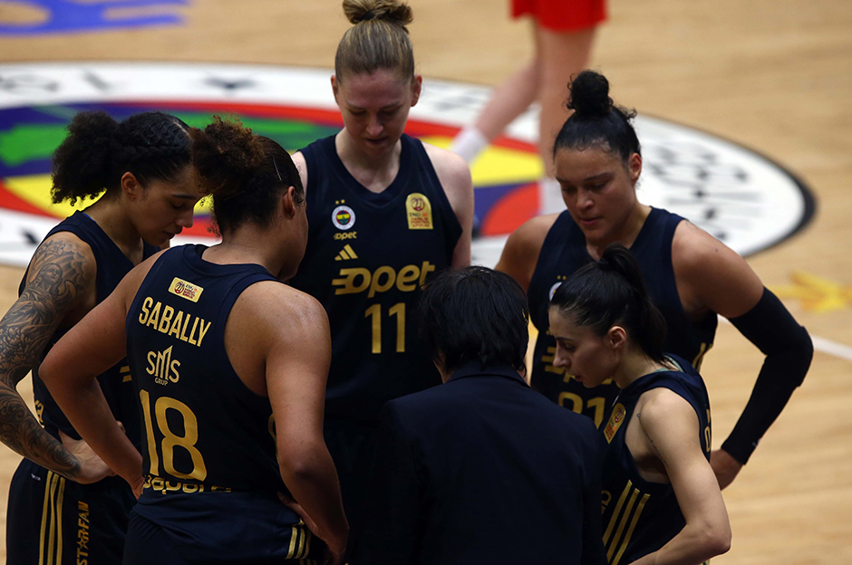 Fenerbahçe Opet farklı galibiyetle yarı finale yükseldi